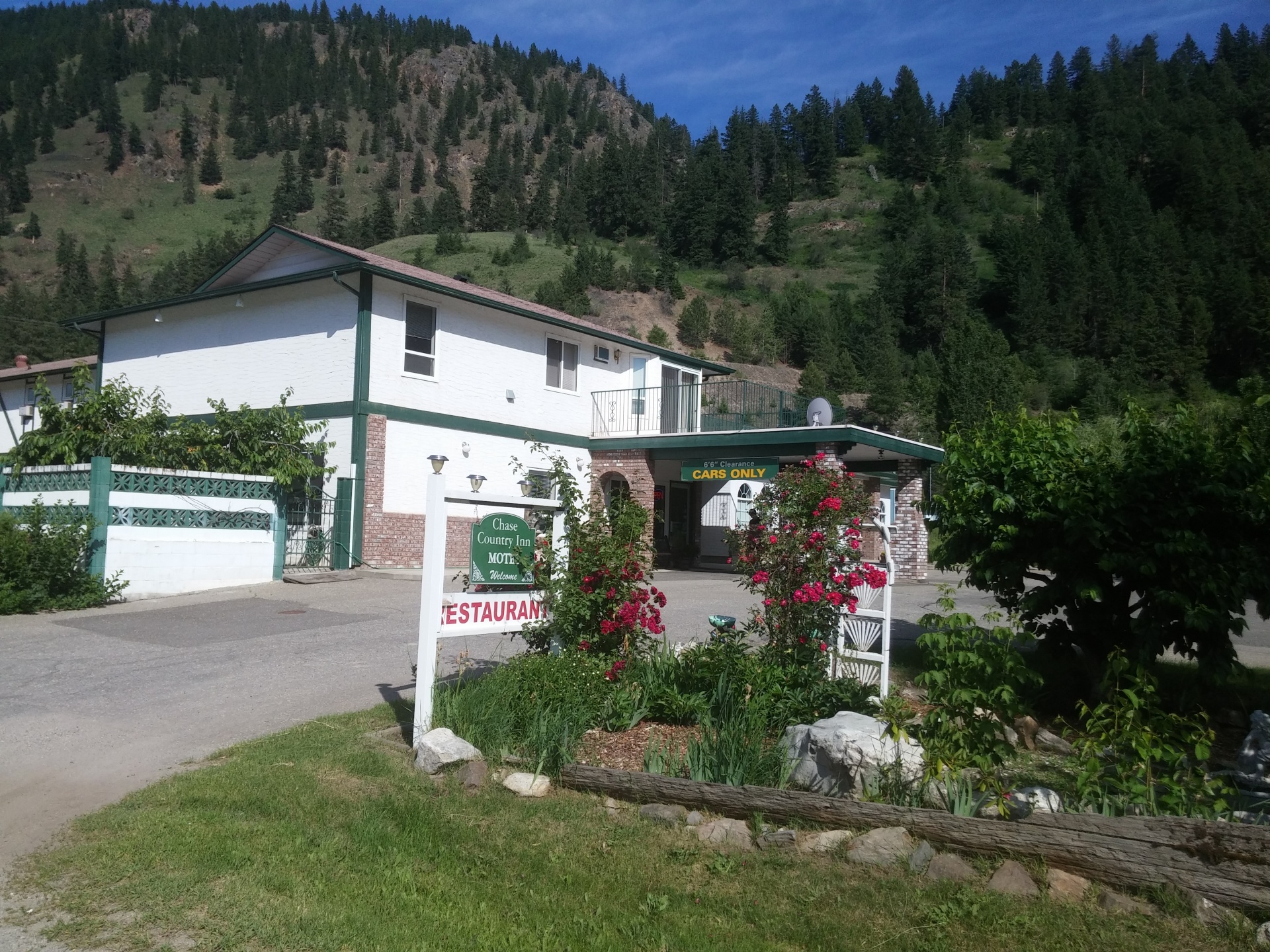 Chase Country Inn Motel: The Chase Country Inn is a family-run motel located just off the highway in the beautiful Shuswap. Guests can enjoy high speed wi-fi, and complimentary breakfast May through October.
