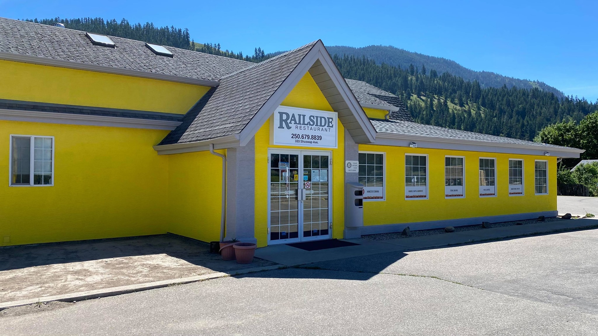 Railside Restaurant: Railside Restaurant is a family style restaurant that offers both dine in and take out. Our menu includes salads, entrees, sandwiches, burgers and more! Come in and see us!